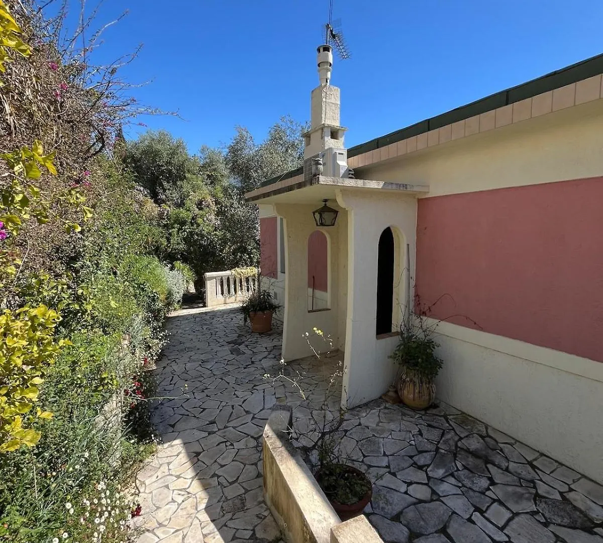 הוילה ניס Seaside Jungle Retreat