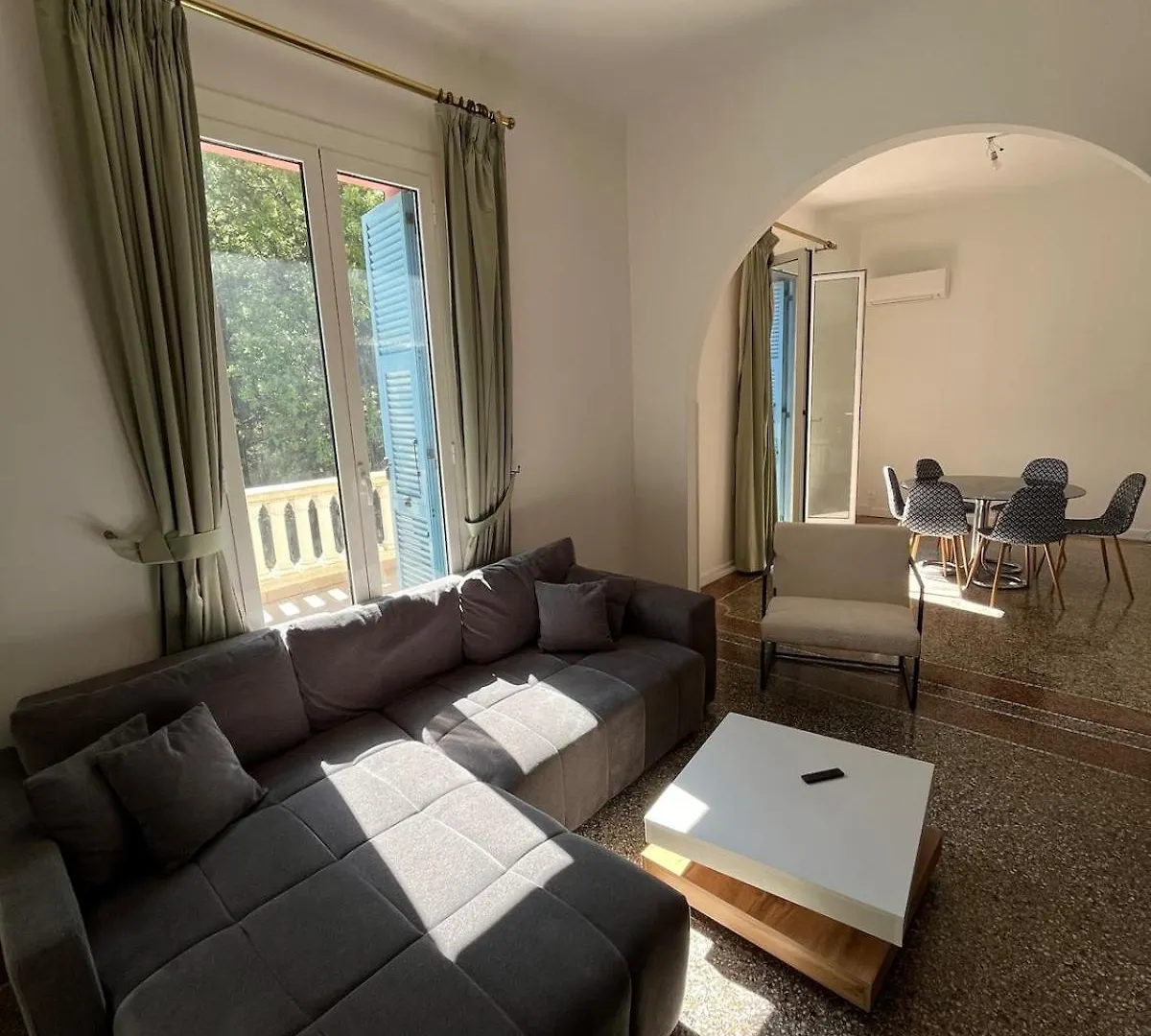 הוילה ניס Seaside Jungle Retreat