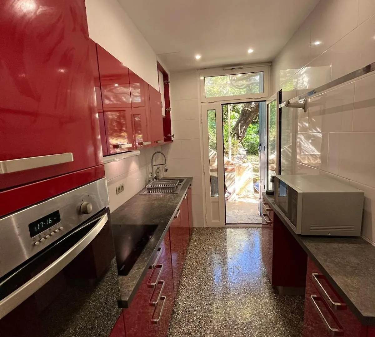 הוילה ניס Seaside Jungle Retreat וילה